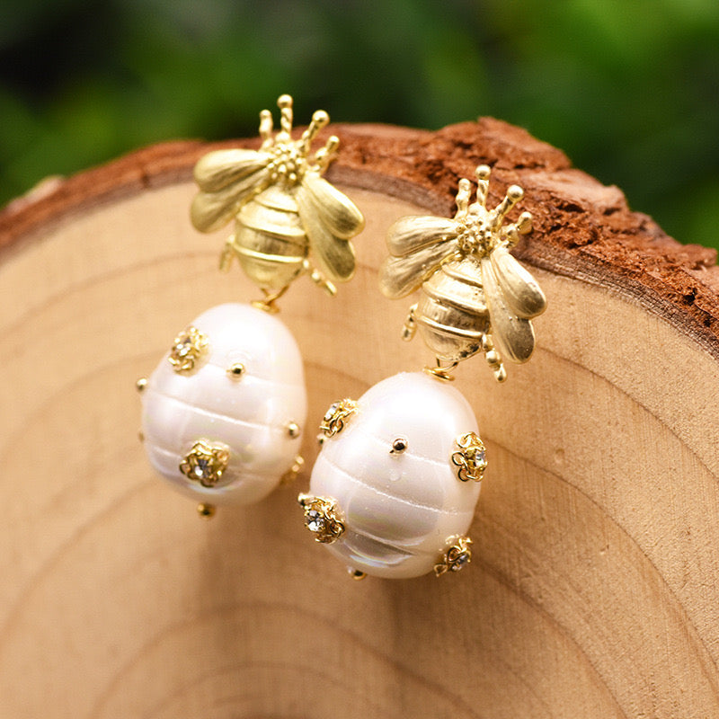 Bee Pearl Inlay Zircon
Drop Earrings