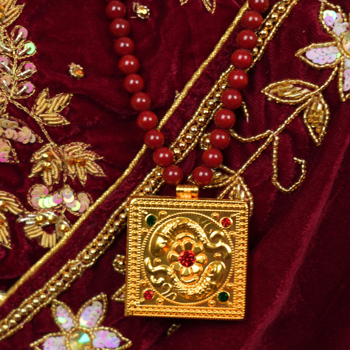 Jantar Pendant Necklace